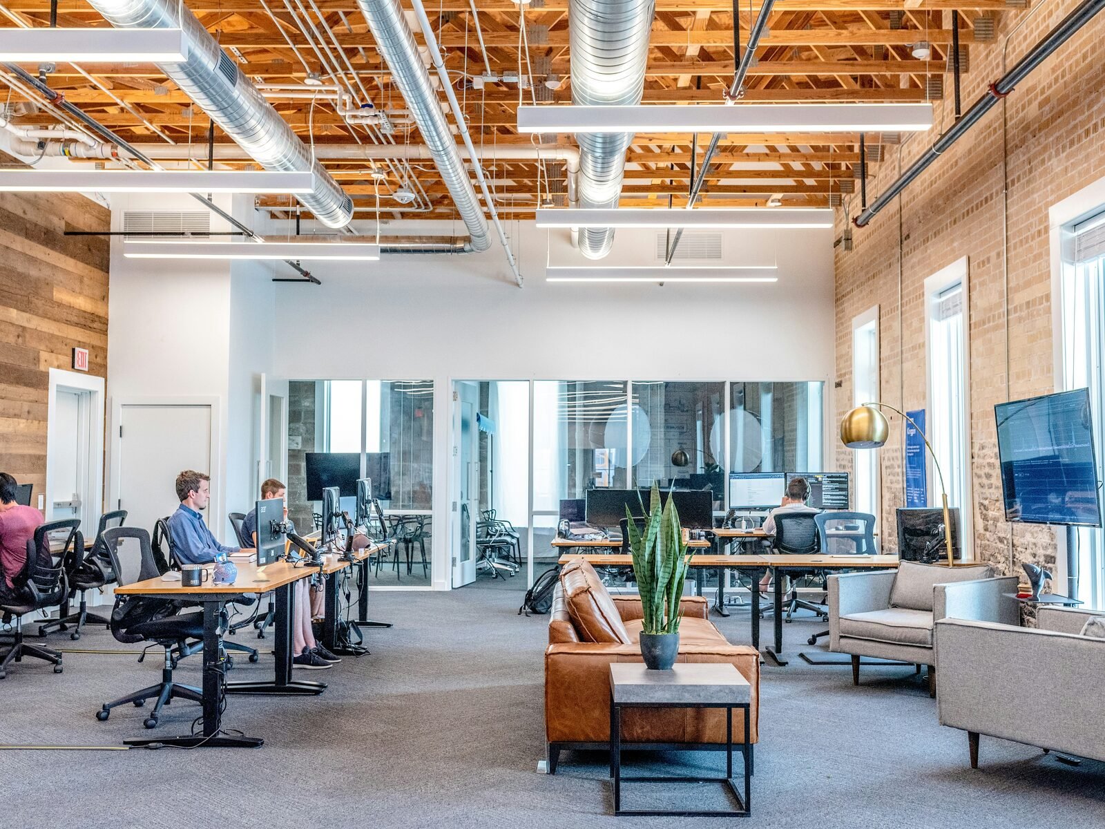 Profesionales trabajando con tecnología en un entorno de oficina